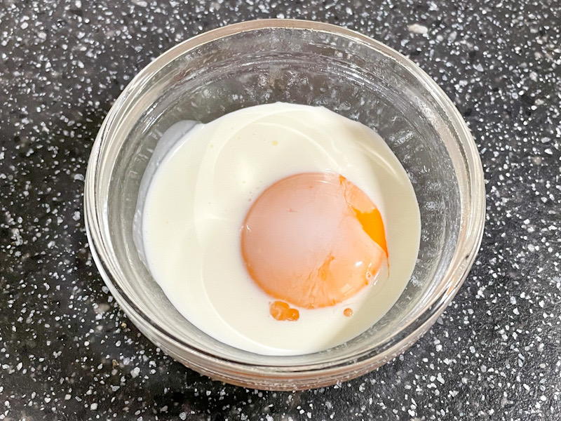 カルボナーラ（パンチェッタ、生クリーム、卵黄×1）卵液準備