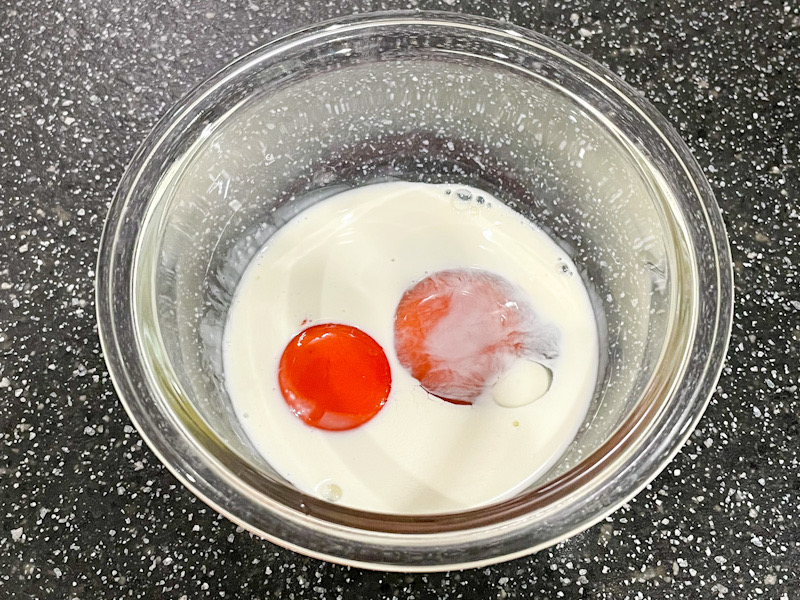 カルボナーラ（パンチェッタ、生クリーム、全卵、卵黄）卵液準備