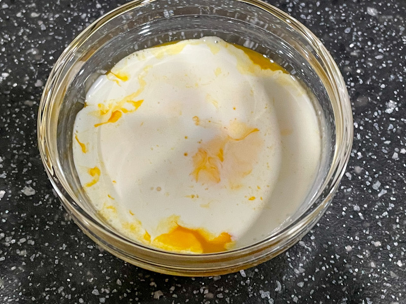 カルボナーラ（パンチェッタ、生クリーム、卵黄×2）卵液準備