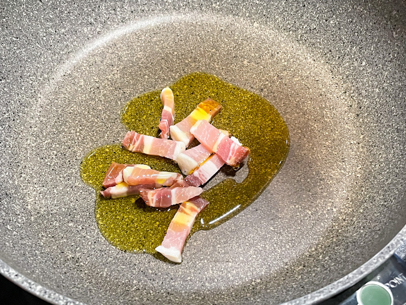 カルボナーラ（パンチェッタ、生クリーム、卵黄×2）調理画像