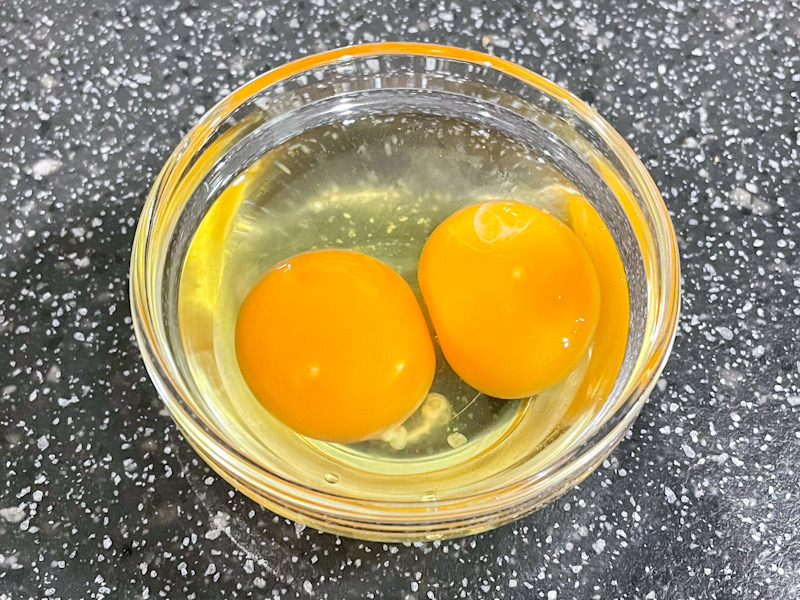 カルボナーラ（ベーコン、全卵、卵黄）卵液準備