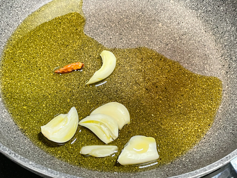 ニンニクと唐辛子のカルボナーラ　調理画像2